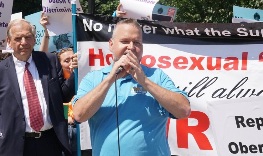 Ex-gay compartilha seu testemunho com multidão, durante protesto nos EUA. (Foto: CBN)