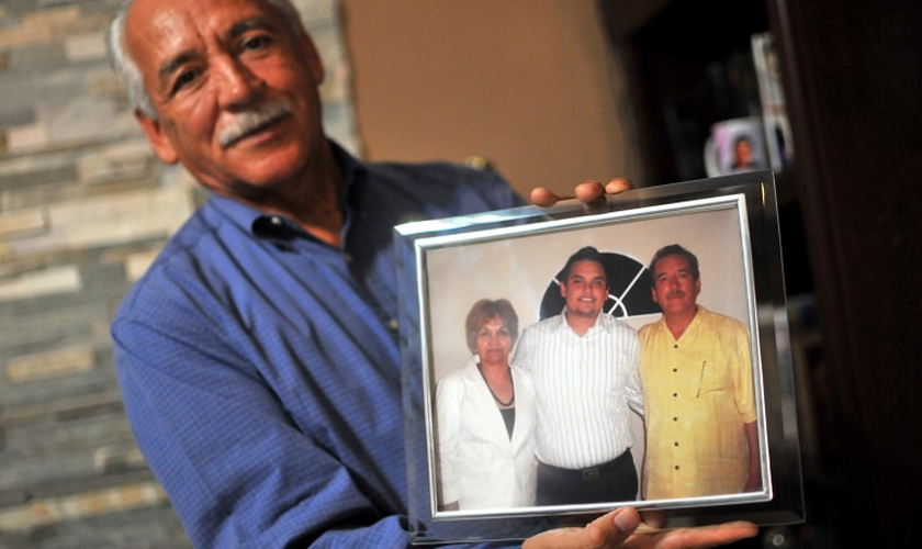 O pastor Eduardo Garcia foi fotografado em 2017 segurando uma foto de sua família. (Foto: WWM).