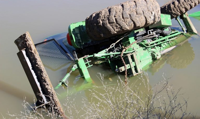 Eldon Cooper estava verificando uma barragem em seu trator que derrapou e ficou preso na água durante três horas. (Foto: Eldon Cooper).