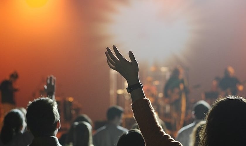 Imagem mostra momento de adoração em culto. (Foto: Eric Geiger)