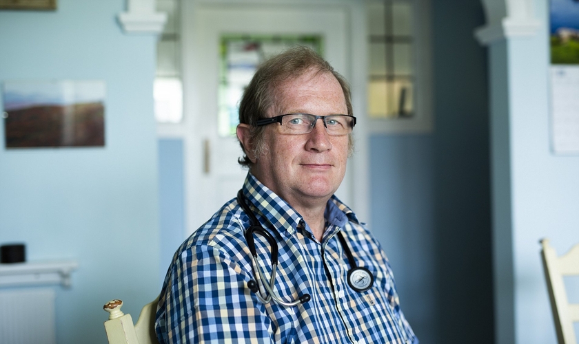 Dr. David Mackereth foi dispensado do Departamento de Trabalho e Pensões por suas crenças. (Foto: Andrew Fox/The Telegraph)