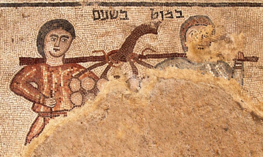 O mosaico retrata dois homens carregando uma vara com um cacho de uvas. (Foto: Jim Haberman).