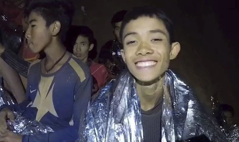 Os meninos foram explorar na caverna e ficaram presos dentro devido a inundações. (Foto: Xinhua).