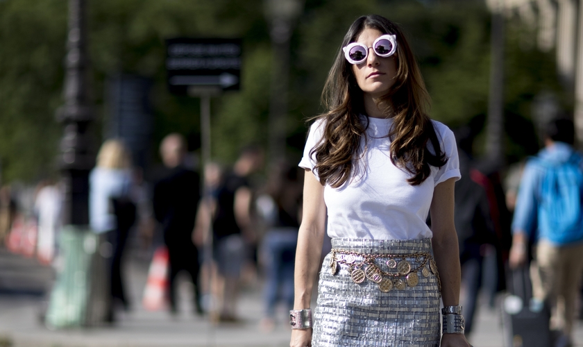 Com os complementos certos, a camiseta básica faz bonito em festas e em reuniões de trabalho. (Foto: WGSN)