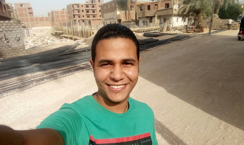 Fady começou um grupo de estudo bíblico para alunos, em seu dormitório. (Foto: Portas Abertas).