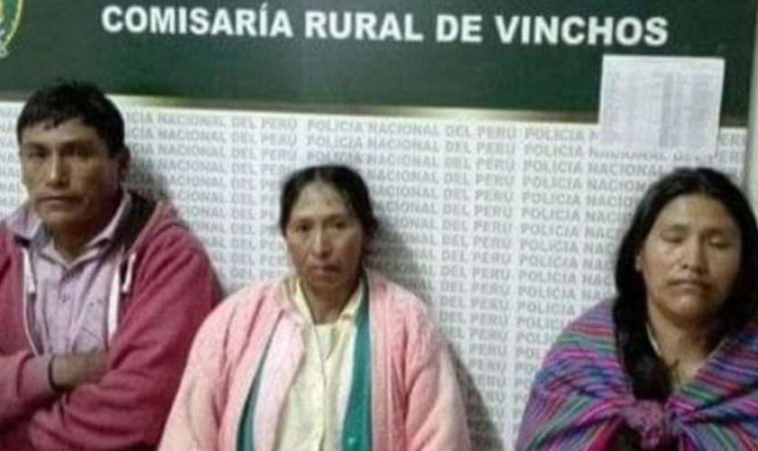Percy Quispe (esquerda), Marcelina Suane (centro) e Aurelia Quispe (direita), foram acusados de assassinar a mãe. (Foto: Daily Mail)