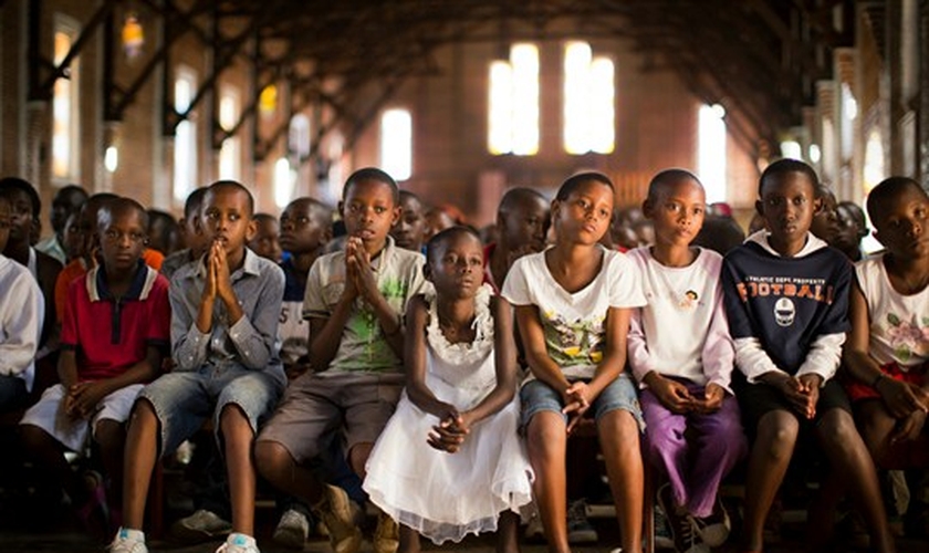 Crianças ruandesas durante um culto de domingo em Kigali, capital de Ruanda. (Foto: AP/Ben Curtis)