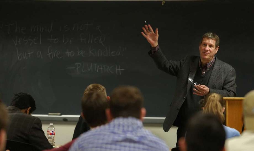 O autor e evangelista Lee Strobel ministrando na Universidade Batista de Houston. (Foto: Mayra Beltran/Houston Chronicle)