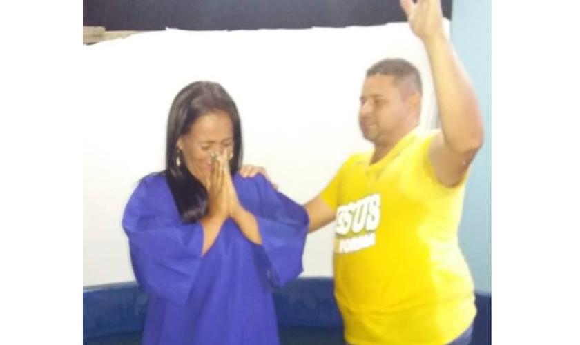 Alana foi batizada pelo pastor Ralison Endrigo. (Foto: Junta de Missões Nacionais)