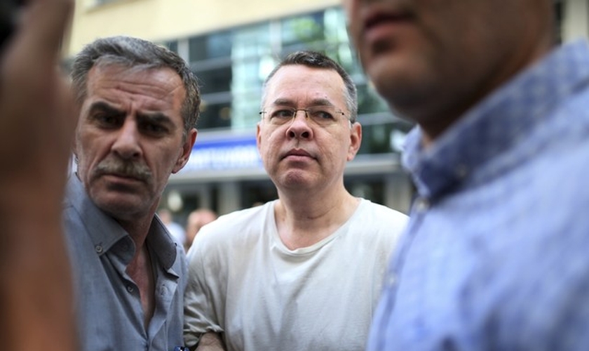 O pastor Andrew Brunson foi enviado para prisão domiciliar em sua casa em Izmir, na Turquia. (Foto: Emre Tazegul/AP Photo)