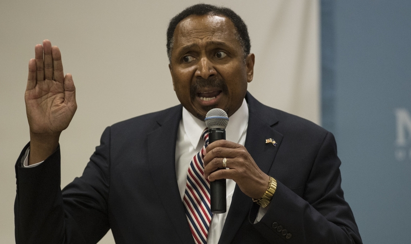 O pastor E.W. Jackson afirmou que o socialismo é uma ameaça à sociedade democrática, pois cerceia a liberdade dos cidadãos. (Foto: HuffPost)