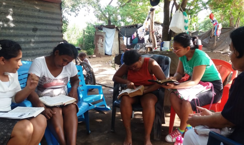 Além de roupas e alimentos, os cristãos oferecem estudos bíblicos. (Foto: ASN).