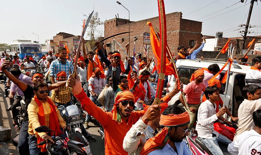 Extremistas hindus ocupam as ruas de cidade indiana. (Foto: rt.com)