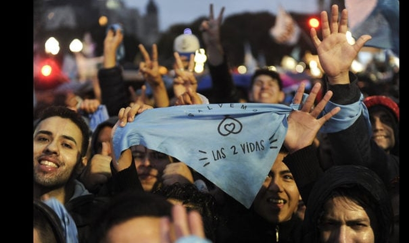 Manifestantes pró-vida celebram o resultado da votação no Senado da Argentina, que rejeitou a legalização do aborto, em 2018. (Foto: Fox News)