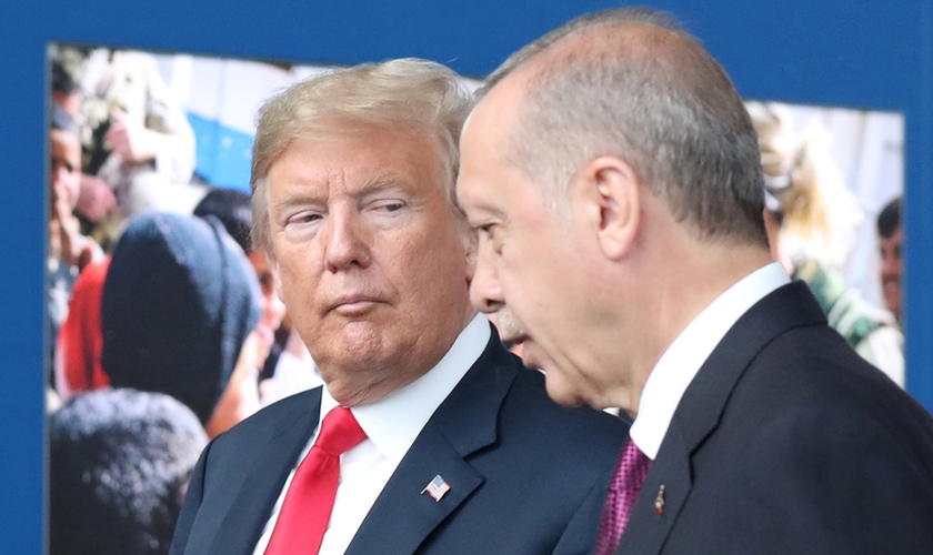 Presidente dos EUA, Donald Trump, com o presidente turco, Recep Erdogan, na sede da Otan. (Foto: Reuters)