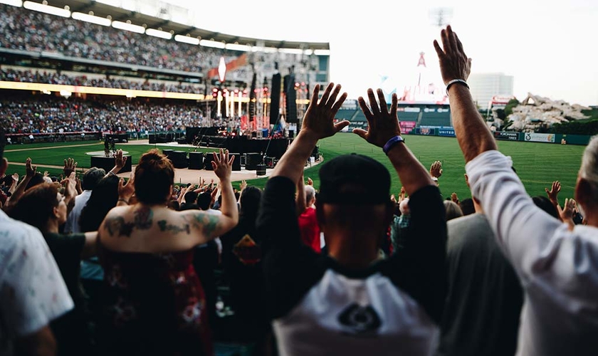 Pessoas participam dos momentos de louvor do SoCal Harvest, na Califórnia. (Foto: SoCal Harvest)