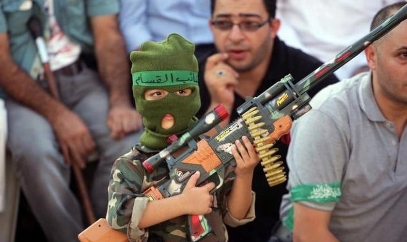 Crianças palestinas são ensinadas desde cedo a pegarem em armas para atacar Israel. (Foto: Matzav)