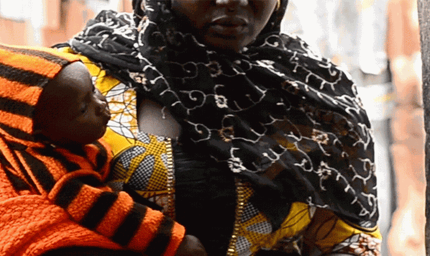 Esther* segura a pequena filha Rebecca* nos braços, após ter sido resgatada de cativeiro do Boko Haram. (Foto: Portas Abertas)