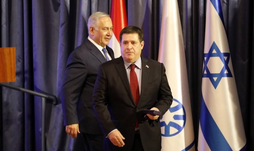 Primeiro-ministro israelense Benjamin Netanyahu e ex-presidente paraguaio, Horacio Cartes, durante a transferência da embaixada do Paraguai para Jerusalém. (Foto: EPA)