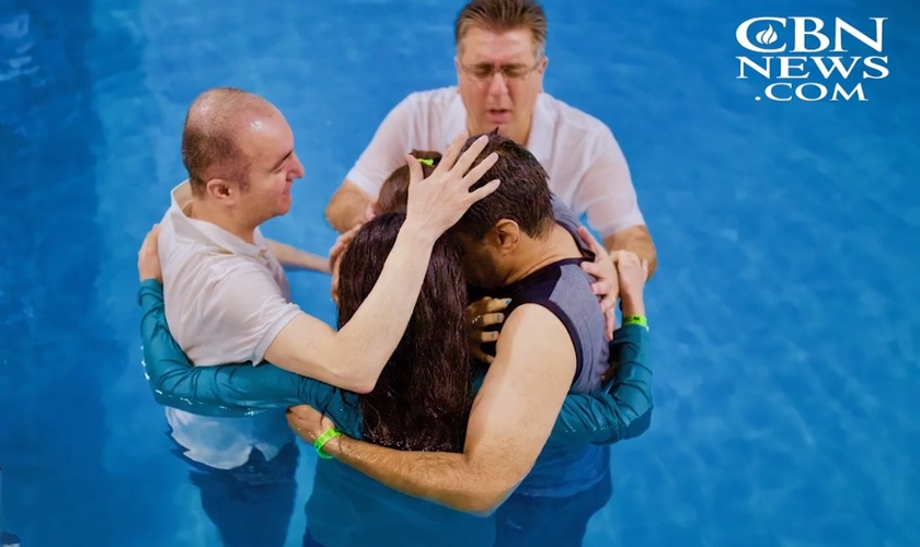 Imagem ilustrativa. Pastor batiza família iraniana, em meio a perseguição no país. (Foto: CBN News)