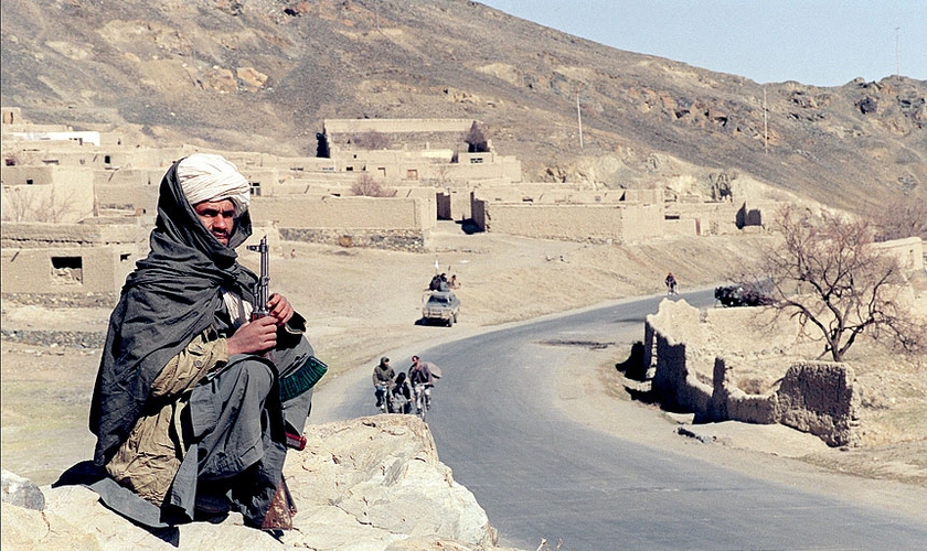 Afegão militante do Talibã guarda estrada ao sudeste de Cabul, em 1995. (Foto: AF)