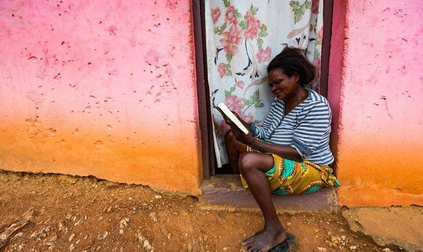 Mulher lendo a Bíblia. Mais de 1,5 bilhão de pessoas ainda não têm a Bíblia em seu idioma. (Foto: Wycliffe Bible Translators)