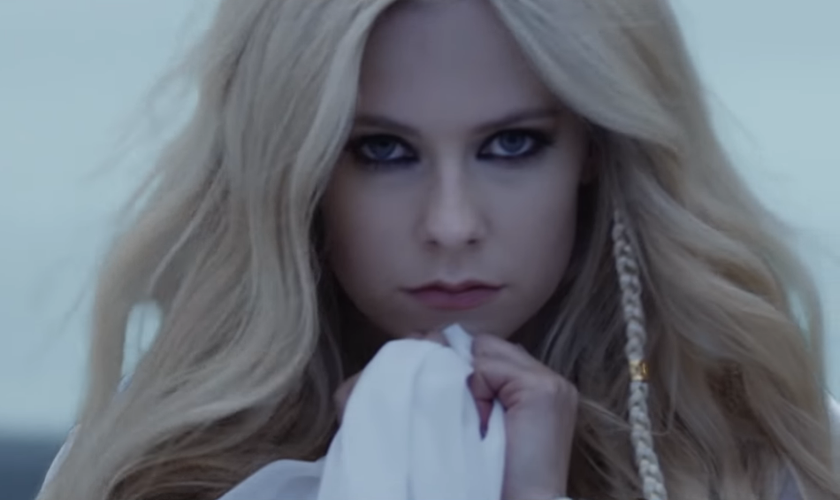 Avril Lavigne contou que começou a compor a canção após clamar a Deus por ajuda durante sua luta contra a doença. (Foto: Reprodução)