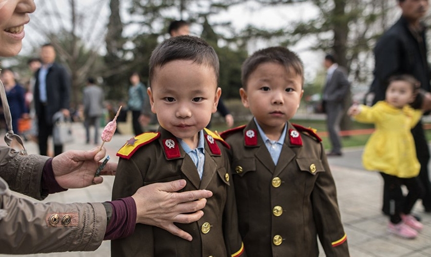 Crianças são doutrinadas pela ditadura da dinastia Kim na Coreia do Norte. (Foto: Sputnik)