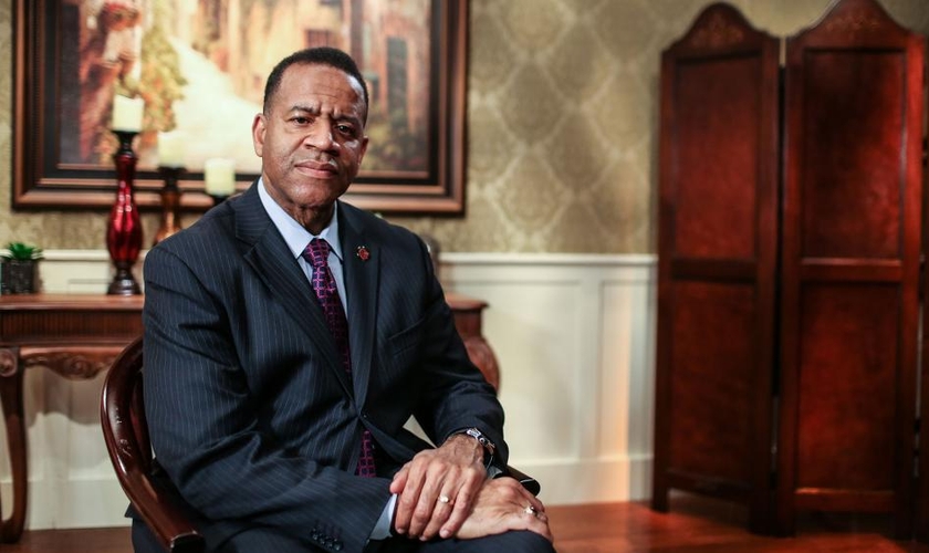 Kelvin Cochran foi indenizado, após ter sido demitido por se opor à homossexualidade. (Foto: CBN News)