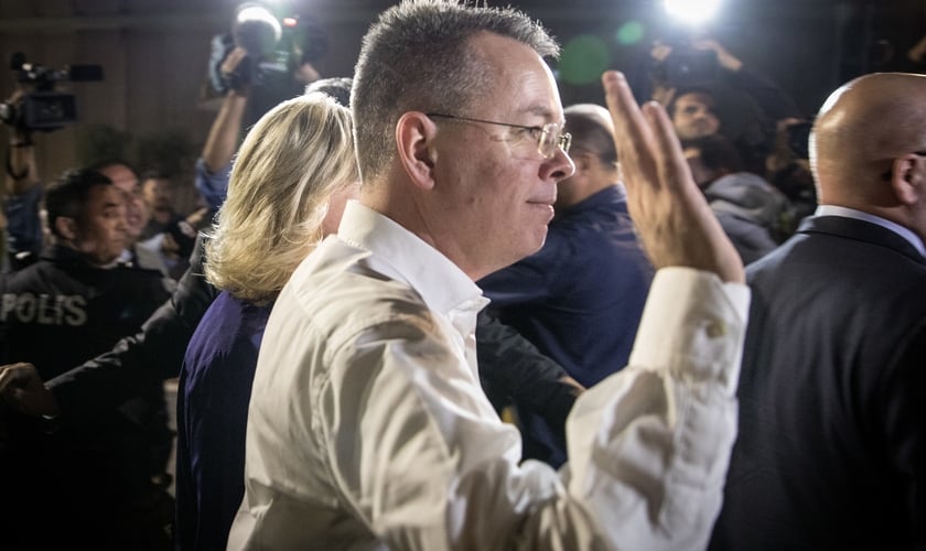 Pastor Andrew Brunson no Aeroporto Internacional de Izmir, após ser libertado de prisão na Turquia. (Foto: Chris McGrath/Getty Images)