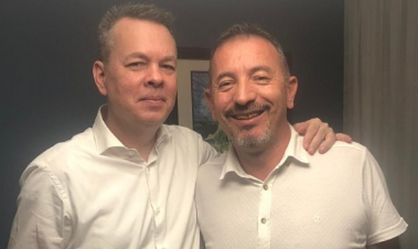 Soner Tufan (direita), membro do conselho da Associação de Igrejas Protestantes na Turquia, com Andrew Brunson na noite de sua libertação. (Foto: Reprodução).