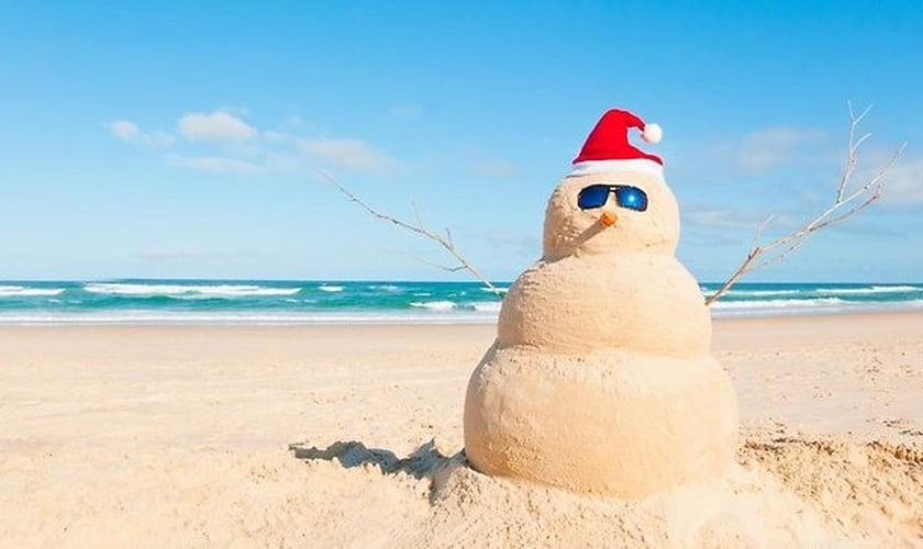 Boneco de areia montado na praia, com caracterização natalina. (Foto: bpcp.org)