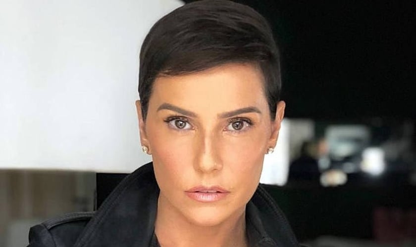 Hairstylist dá dicas para adotar o cabelo curtinho como da atriz Deborah Secco. (Foto: Reprodução)