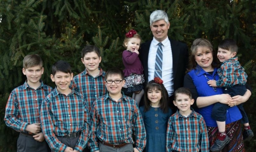 Charles Wesco e sua família chegaram à nação africana no início do mês para servir como missionários. (Foto: Reprodução/Facebook).