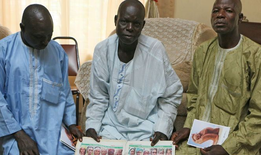Os pais ainda esperando o retorno de meninas que foram sequestradas na escola de Chibok. (Foto: Portas Abertas).