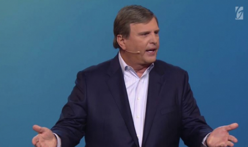 O pastor Jimmy Evans aponta várias passagens bíblicas que mostram o diabo tentando atacar a mente. (Foto: Reprodução)