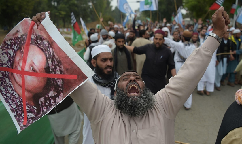 Extremistas islâmicos protestam, exigindo o enforcamento da cristã Asia Bibi. (Foto: WLRN)