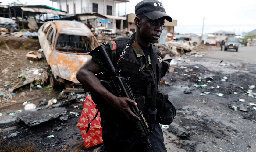 Membro do batalhão de elite durante operação de intervenção em Buea, no sudoeste de Camarões. (Foto: Reuters)