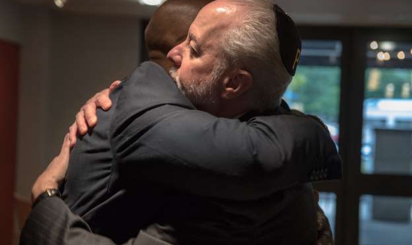 O Rev. Eric S.C. Manning em abraço com o Rabino Jeffrey Myers, em Pittsburgh. (Foto: Hilary Swift/New York Times)