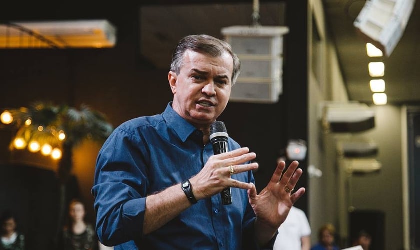 Pastor Luiz Hermínio em pregação no Mevam, em Itajaí (SC), durante o Café de Pastores. (Foto: Mevam)