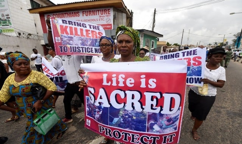 Cidadãos nigerianos protestam contra os massacres promovidos por grupos extremistas. (Foto: Vibe.com)