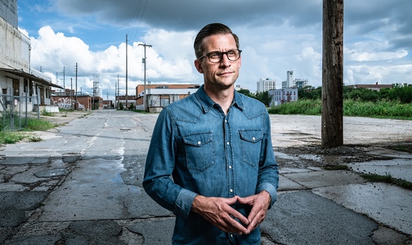 Heath Adamson teve uma forte experiência com Deus após ser evangelizado por um amigo. (Foto: Christianity Today)