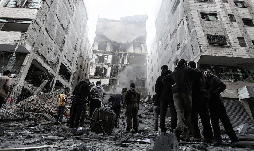 Escombros de um prédio na cidade de Gaza, após um ataque aéreo israelense. (Foto: Mahmud Hams/AFP)