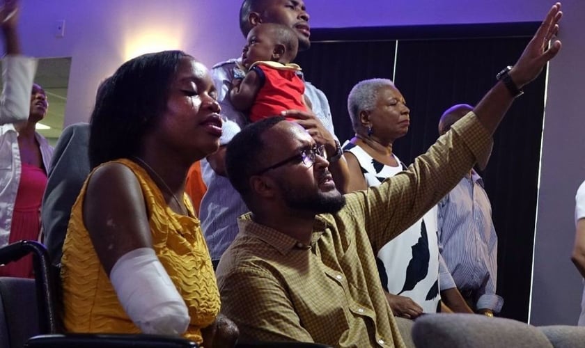 Kayleigh, que perdeu seus membros, e seu marido, Ramon, em um culto de boas-vindas para ela na igreja. (Foto: Joe Cavaretta/Sun Sentinel)