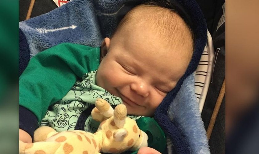 O filho de Jacob Sheriff nasceu sem batimentos cardíacos, sem pulso e não estava respirando. (Foto: Reprodução).