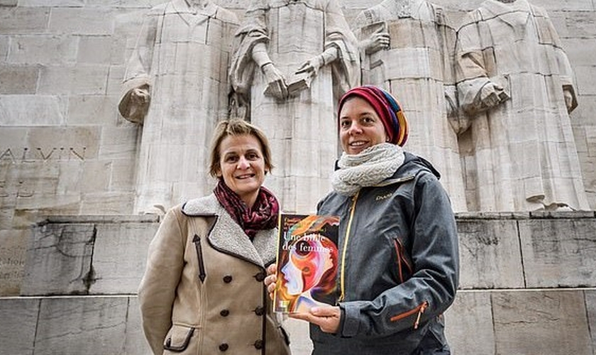 As professoras Elisabeth Parmentier (à esquerda) e Lauriane Savoy tiveram a ideia de lançar uma nova tradução dos textos bíblicos para promover o feminismo. (Foto: AFP)
