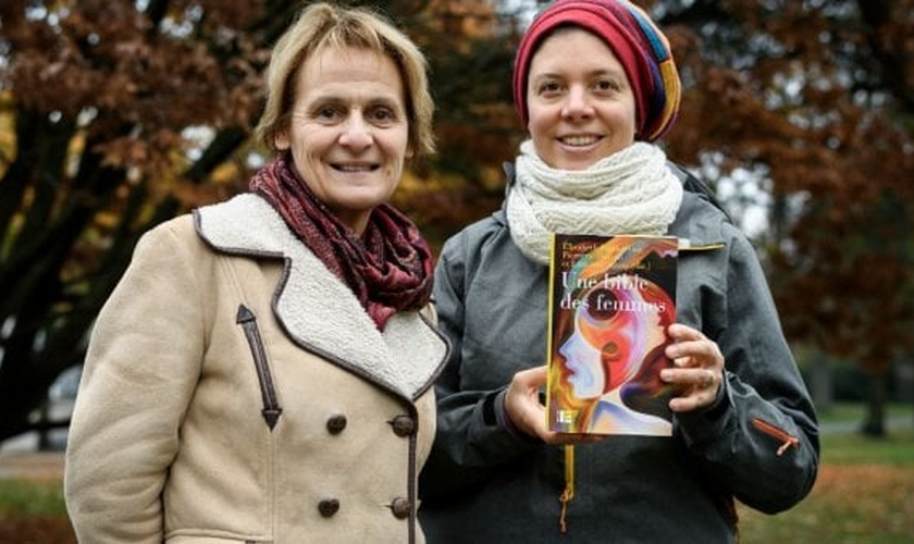 As professoras Elisabeth Parmentier (à esquerda) e Lauriane Savoy tiveram a ideia de lançar uma nova tradução dos textos bíblicos para promover o feminismo. (Foto: AFP)
