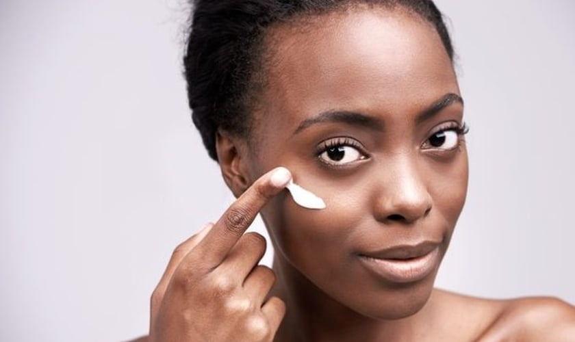 A pele negra é normalmente mais oleosa e isso causa maior propensão à acne. (Foto: Pexels/Reprodução)