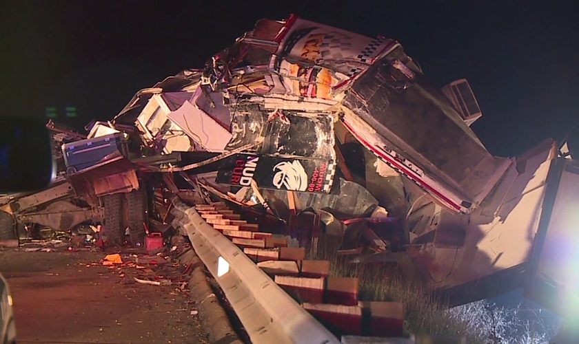 Os dois saíram do veículo poucos segundos antes de ser totalmente destruído. (Foto: Reprodução/Fox 8)