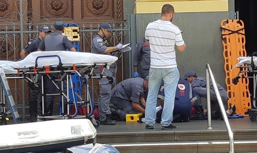 Vítimas são atendidas pelo Samu e Bombeiros, na Catedral Metropolitana. (Foto: Johnny Inselsperger/EPTV)